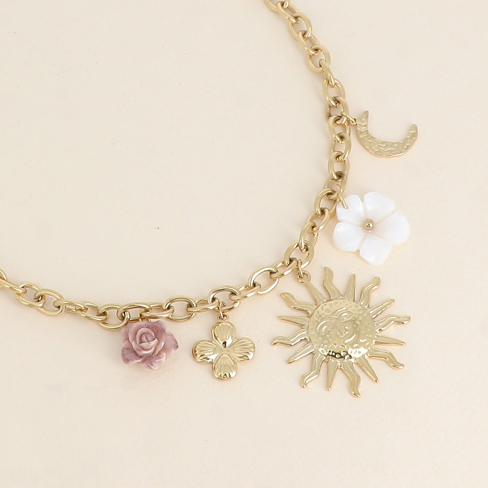 COLLIER BRELOQUE -  FLEUR EN RÉSINE, FLEUR NACRÉE, SOLEIL, LUNE ET TRÈFLE