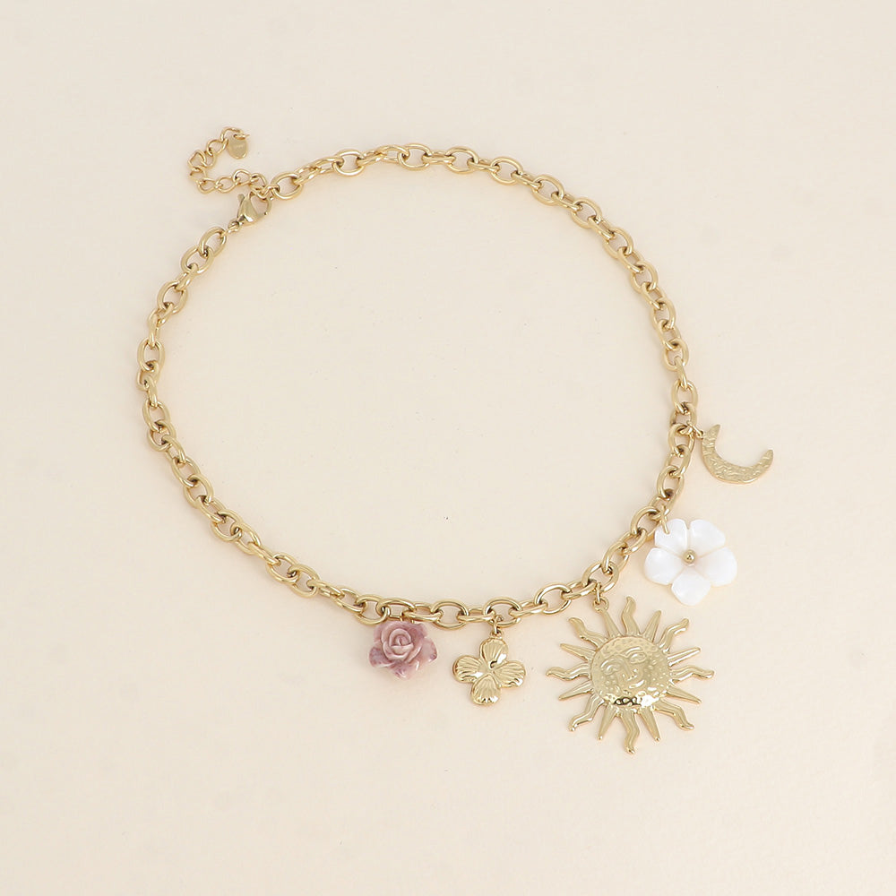 COLLIER BRELOQUE -  FLEUR EN RÉSINE, FLEUR NACRÉE, SOLEIL, LUNE ET TRÈFLE