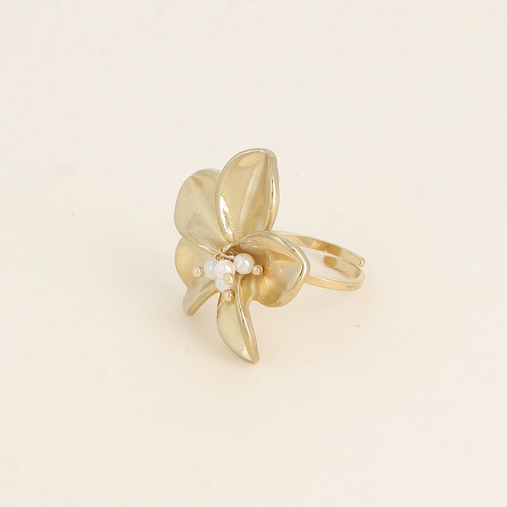 BAGUE - FLEUR ET PETITES PERLES DE RÉSINE BLANCHE